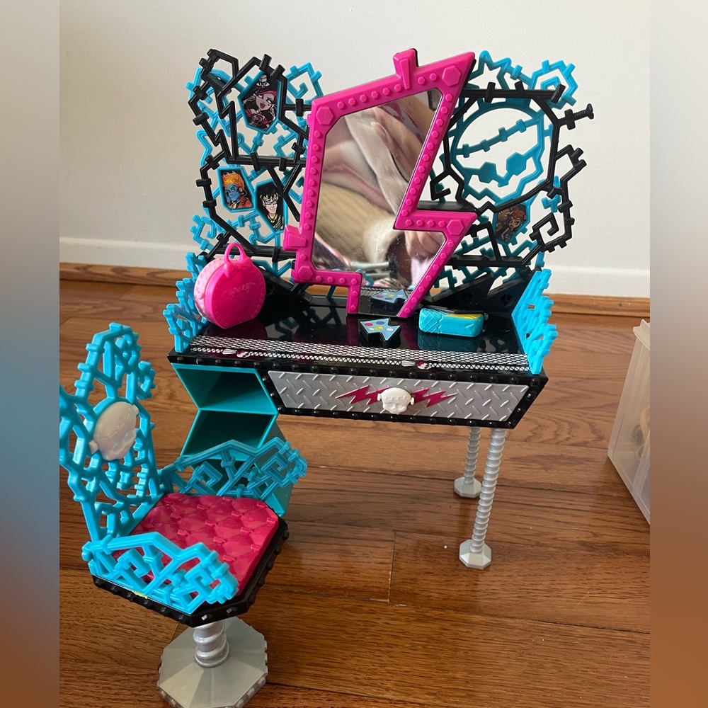 Monster High Frankie Stein Vanity
Play Set